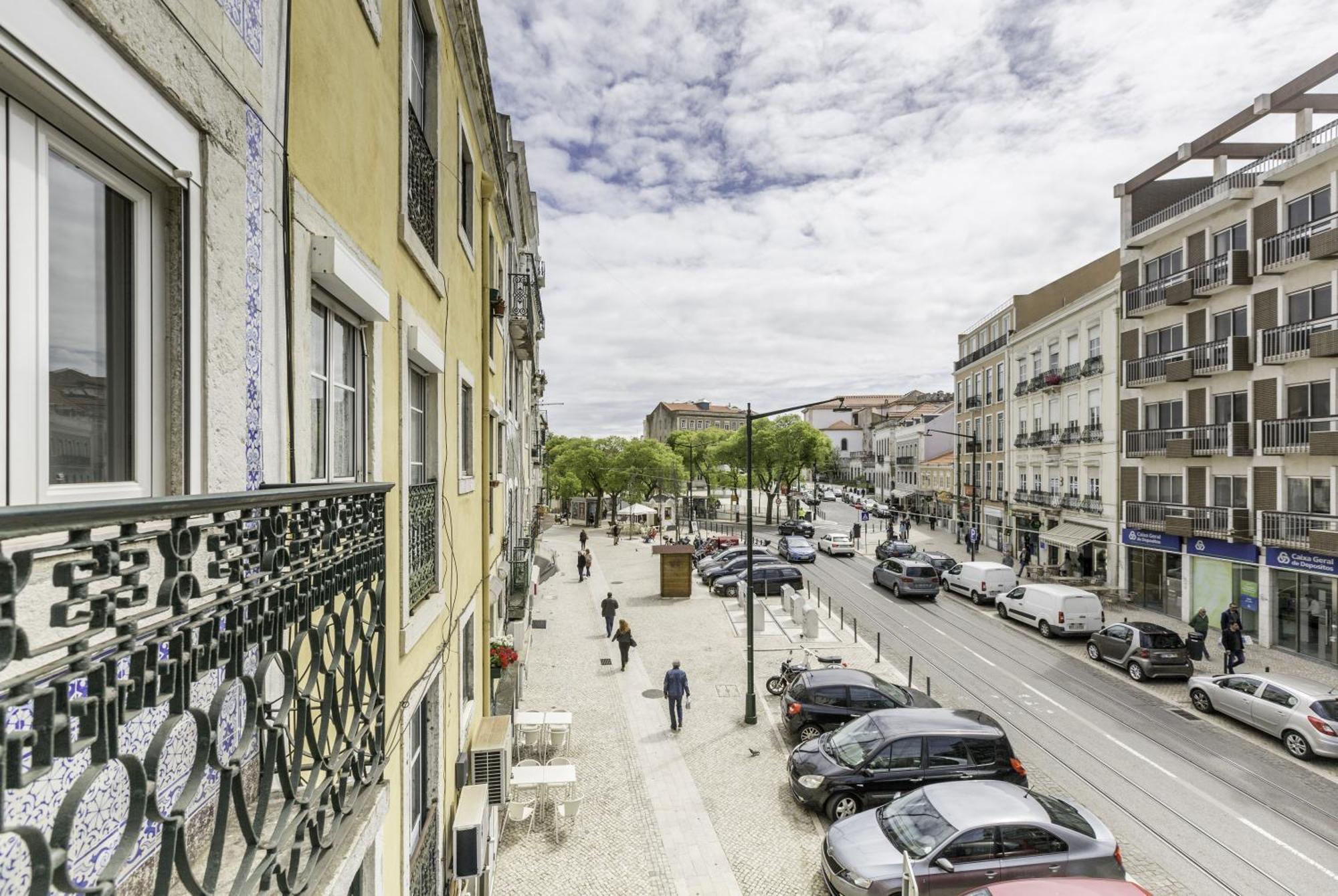 Superb Apartments Overlooking Graca In Лісабон Номер фото